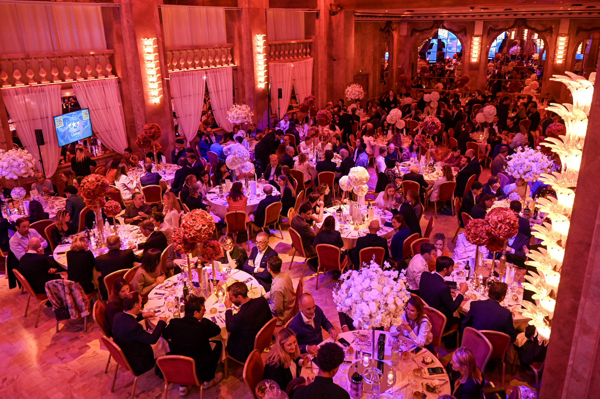Les invités attablés dans la salle du dîner